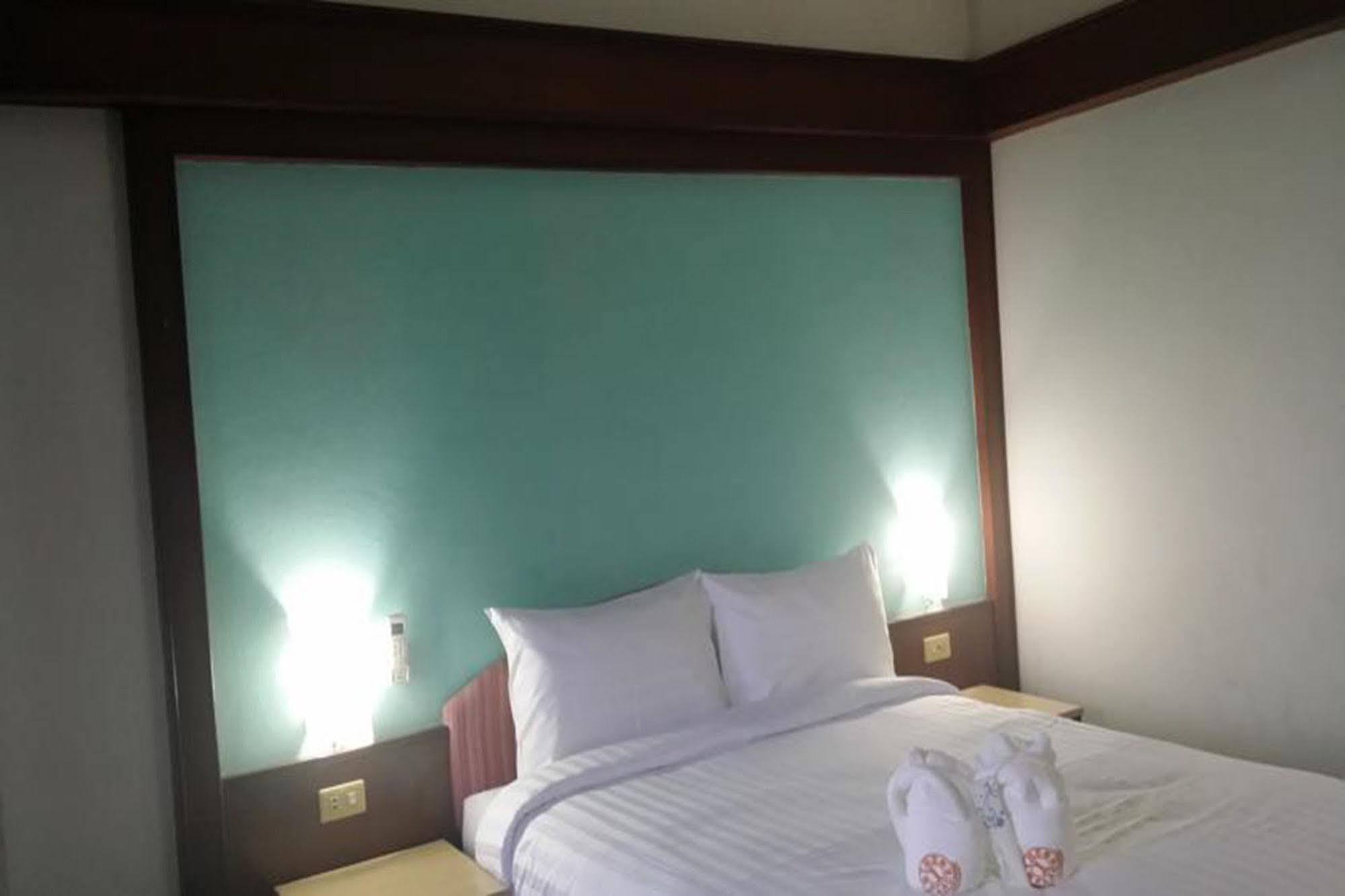 The 1 Place Hat Yai Bagian luar foto